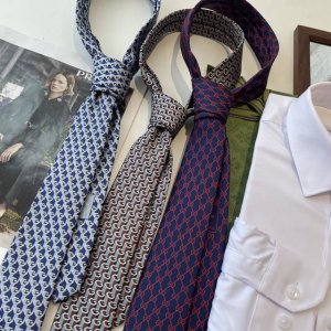 G家专柜新款男士领带，稀有采用经典小G Logo提花展现精湛手工与时尚优雅的理想选择，这款领带将标志性完美的结合，以时尚搭配手法演绎的更显雅致风范。让男士可以充