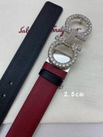 Ferragamo 25Mm金属Gancio双扣，女士双面牛皮，质感十足 独特复古风格 时髦中带着随性和酷感 .支持芯片扫码