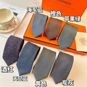 爱马仕领带是每位男士的衣橱中不可或缺的单品，也是一段故事的起源。仅有一条规则：享受佩戴它的乐趣！ DDD 自1949年以来，爱马仕在法国里昂的工匠一直在制作这些
