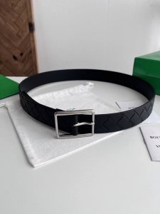 Bv 2026最新款男士编织腰带 纯手工Intreccio大格子编织 意大利原厂Napa小牛皮 尖尾设计 扁孔 搭配微复古银色针扣 侧面带标识 宽度35Mm 颜