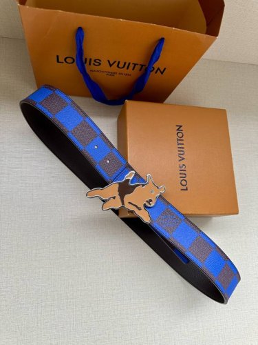 本款4.0宽 Lv Initiales 双面腰带出自 2024 春夏男装秀场，为 Damier Pop 帆布浸染潮流新色，翻转可见光滑素雅牛皮革。Lv 字母珐琅