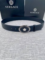 宽度4.0Cm V E R S A C E 范思哲 此款腰带柔软 头层皮饰带搭配一枚椭圆形美杜莎带扣。本季标志性的versace饰件点缀其上，平添魅力
