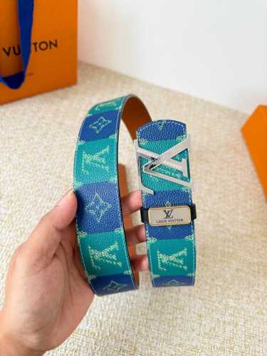 品名： Lv..路易..威登腰带皮带原单 型号：挂扣，经典纯钢材质挂扣，头层牛皮，图片实物拍摄 材料：头层牛皮，挂扣系列，纯钢材质扣头，镀钯电镀工艺永不掉色。原