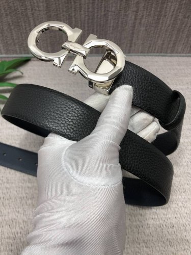 配全套包装礼盒 菲拉格慕：原单双面头层牛皮荔枝纹带身，黑兰双色一体，配全套包装 支持Nfc扫描！五金可随意搭配，可双用可裁剪，原产皮料定制，专柜宽度3.5Cm