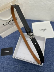品牌罗意威 描述经典系列新品腰带，采用小牛皮材质，完美搭配手工车线，两款经典配色，可搭配商务西装或更为休闲的造型。腰带为法国尺寸，请在购买前参阅腰带尺寸指南.