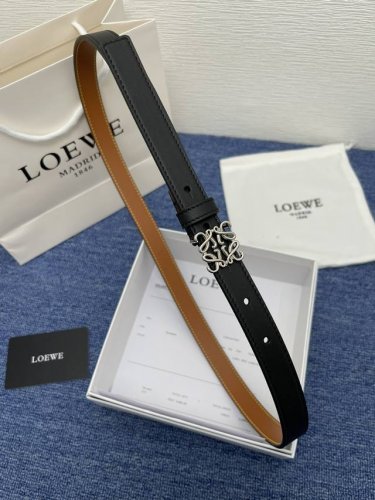 品牌罗意威 描述经典系列新品腰带，采用小牛皮材质，完美搭配手工车线，两款经典配色，可搭配商务西装或更为休闲的造型。腰带为法国尺寸，请在购买前参阅腰带尺寸指南.