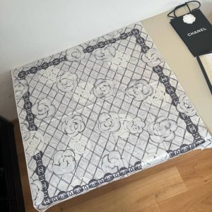 原单小香90Cm真丝方巾，山茶花。顶级斜纹真丝材质手工卷边，轻奢感十足高端重磅斜纹真丝完全专柜品相面料追求造型，手感挺括，鲜艳饱满色彩超级养眼！好货不等人，喜欢