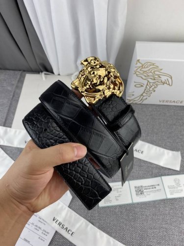 范思哲，宽3.8Cm，重磅推出 新版范思哲美杜莎Versace .，现货实拍 . 进口牛皮头层鳄鱼纹，独家定制 高端大气，精品原单货。