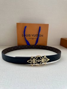 特 P180 3.0宽 Lv Flowergram 双面腰带选用 Monogram 帆布和 Monogram 压纹皮革演绎两式风尚，以宛若珠宝的柔美搭扣致意 M