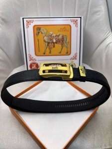 爱玛仕 原单头层牛皮爆裂纹面，内衬头层皮压横条纹底．营造织纹外观。自动扣随意搭配．饰以标志原单扣。专柜宽度3.5 DDD