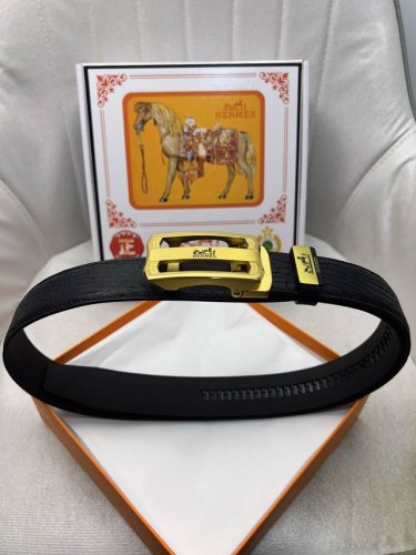 爱玛仕 原单头层牛皮爆裂纹面，内衬头层皮压横条纹底．营造织纹外观。自动扣随意搭配．饰以标志原单扣。专柜宽度3.5 DDD