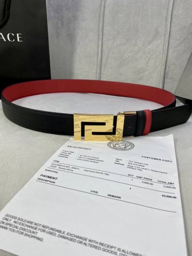 宽度3.5Cmversace 范思哲 此款柔软的手掌纹皮带饰有一个几何形状的希腊回纹别扣，既时尚又优雅。