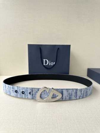 宽度3.5Cm Dior 这款砂黑 金 白 枪多色饰面 不锈钢腰带扣是春季男装系列新品 展示 Cd30 标志 灵感源自 B30 运动鞋 可与各式 35 毫米腰带 - 点击图像关闭