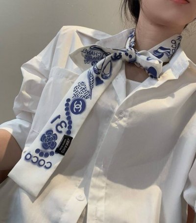 香奈儿 Twilly小丝巾来了，Chanel 名副其实的小可爱， 人手三条闭眼收，我都不拦着 N久都没有见过这么好看的Twilly 真的是真香本香了，凹造型必备