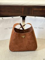Prada 最新24Tote 购物袋值这个系列将是Prada接下来 一整季的主打款式。Prada 手袋的曲线型设计十分醒 目，时尚百搭尺寸 34Cm