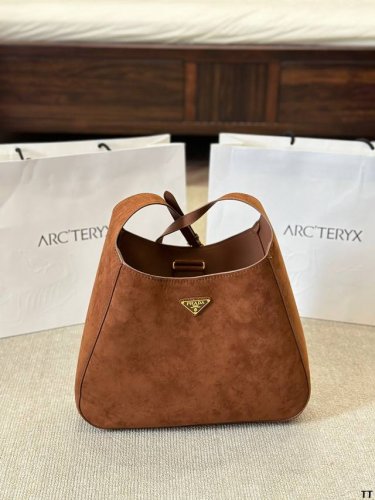 Prada 最新24Tote 购物袋值这个系列将是Prada接下来 一整季的主打款式。Prada 手袋的曲线型设计十分醒 目，时尚百搭尺寸 34Cm