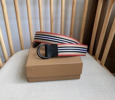 Burberry 巴宝莉 双D型环搭扣设计 灵感源自品牌标志性Trench风衣 意大利腰带 宽:4.0Cm 巴宝莉专属标识 引领时尚的顶端 流行款
