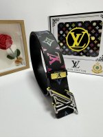 品名：Lv..路易..威登 材质：原单牛皮腰带 百分百头层牛皮腰带保证真皮，24K纯钢扣，专柜原单品质、做工精细，时尚大牌，送人自用首选 包装： 请认准如图专柜