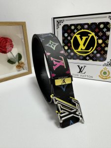 品名：Lv..路易..威登 材质：原单牛皮腰带 百分百头层牛皮腰带保证真皮，24K纯钢扣，专柜原单品质、做工精细，时尚大牌，送人自用首选 包装： 请认准如图专柜
