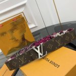 Lv 路易威登 新品 正品对版 宽度40Mm 2024 早秋男装系列跟随丹迪水手的步伐开启一场环球之旅。此款 Lv Tag 双面腰带将冲浪风格图案铺陈于一面，唤