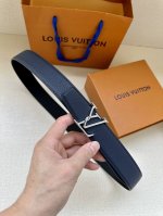 Lv Attract 双面腰带拥有微弧形边缘和摩登形状末端，再为金属 Lv 搭扣融入螺旋结构。经典色彩和不同纹理呈现两式风尚，实现多种造型可能。 。