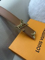 Pretty Lv 路易威登 双面腰带以耀目金属雕琢 Lv Initiales 搭扣和末端的不完整 Monogram 花卉，凝聚工艺淬炼和创意巧思。宽度3.0C