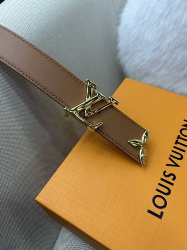 Pretty Lv 路易威登 双面腰带以耀目金属雕琢 Lv Initiales 搭扣和末端的不完整 Monogram 花卉，凝聚工艺淬炼和创意巧思。宽度3.0C