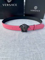 宽度：3.0Cm 范思哲 此平纹腰带饰有标志性的Versace美杜莎头像扣，彰显品牌格调。是一款精美的衣橱必备单品。秀场同款！