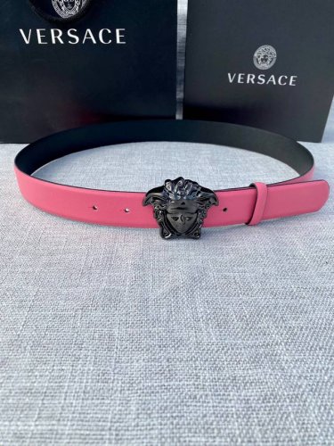 宽度：3.0Cm 范思哲 此平纹腰带饰有标志性的Versace美杜莎头像扣，彰显品牌格调。是一款精美的衣橱必备单品。秀场同款！