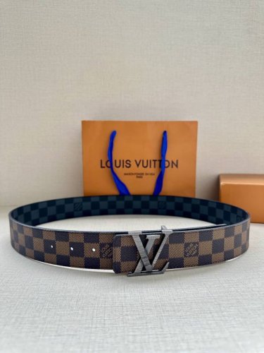 4.0宽 Lv Line 双面腰带以 Monogram Eclipse Reverse 帆布和牛皮革展露潮流气息，并将相同色彩理念延续至边染 与当季鞋履搭配相宜