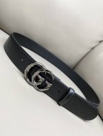 Gucci 古琦 4.0寬marmont系列印花压纹皮革腰带 Guccio Gucci字母交织图案巧妙融入纹理和材质变化，以印花压纹形式点缀在这款腰带的黑色皮革