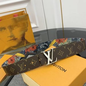 Lv 路易威登 新品 正品对版 宽度40Mm 2024 早秋男装系列跟随丹迪水手的步伐开启一场环球之旅。此款 Lv Tag 双面腰带将冲浪风格图案铺陈于一面，唤