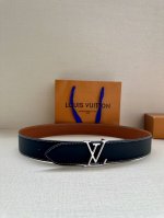 特 4.0宽 本款 Lv Shield 双面腰带出自 秋冬时装秀 字母与 Monogram 花卉，展现西部牛仔的灵感启发。双重缝线穿梭于皮革内外两侧，成就多种造