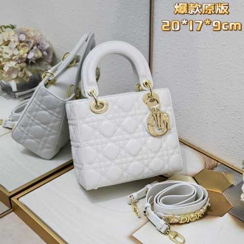 四格羊皮白色 My Lady 字母系列羊皮金扣 每个女人一生中一定要有一个戴妃包 Lady 不同尺Size也都各有千秋 气质优雅的戴妃包加上了可爱的徽章元素 突