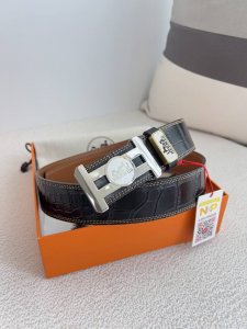 品名： 爱玛仕.Hermes腰带 皮带 原单 型号：挂扣，经典纯钢材质扣头，双面头层牛皮，图片实物拍摄 材料：双面头层牛皮，挂扣系列，纯钢材质扣头，钯镀电镀工艺