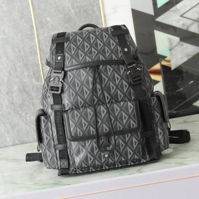 中号Dior Hit The Road 双肩黑色 Cd Diamond图案帆布和黑 P30,000 编号:1Htba184Cdp_H43E 尺寸:39X40X1