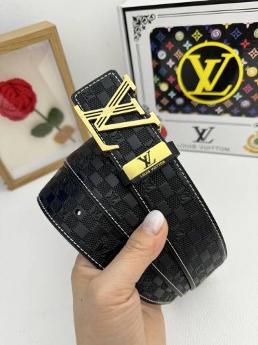 品名：Lv..路易..威登原单 材质：原单牛皮腰带 百分百头层牛皮腰带保证真皮，24K纯钢扣，专柜原单品质、做工精细，时尚大牌，送人自用首选包装： 请认准如图专