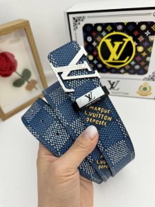 品名：LV..路易..威登原单 材质：原单牛皮腰带 百分百头层牛皮腰带保证真皮，24K纯钢扣，专柜原单品质、做工精细，时尚大牌，送人自用首选 包装： 请认准如图
