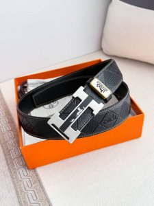 品名： 爱玛仕.Hermes腰带 皮带 原单 型号：挂扣，经典纯钢材质扣头，双面头层牛皮，图片实物拍摄 材料：双面头层牛皮，挂扣系列，纯钢材质扣头，镀钯电镀工艺