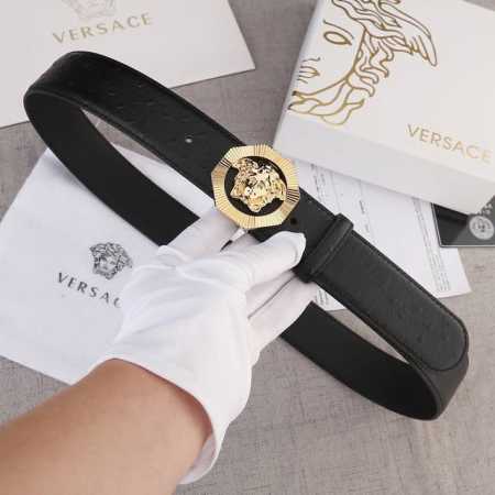 宽度4.0Cm。Versace 范思哲 此款腰带饰有标志性的Versace美杜莎头像带扣，彰显品牌格调。是一款精美的衣橱必备单品。 - 点击图像关闭