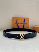 3.4宽 本款 Lv Heritage 双面腰带以压华美鳄鱼皮革和柔滑羊皮革构筑纤细轮廓，搭配抛光金属 Lv Initials 搭扣，实现多种造型可能，成就考究