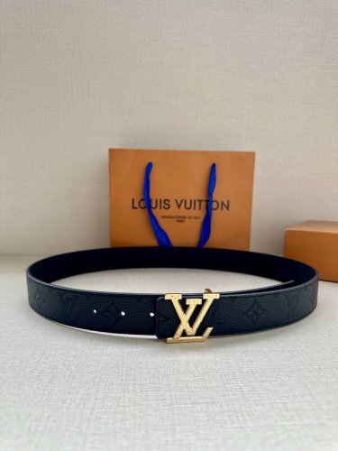 3.4宽 本款 Lv Heritage 双面腰带以压华美鳄鱼皮革和柔滑羊皮革构筑纤细轮廓，搭配抛光金属 Lv Initials 搭扣，实现多种造型可能，成就考究