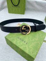 宽度3.8Cm Gg Marmont系列每一季都会推陈出新，为灵感源于70年代的标志性原版Gg6.0Cm钢扣配件注入现代精髓。这款双色头层牛皮腰带 给你带来更多