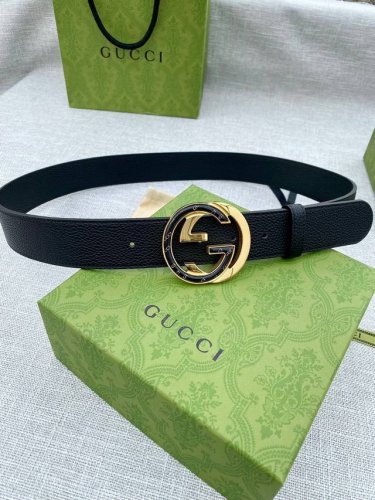 宽度3.8Cm Gg Marmont系列每一季都会推陈出新，为灵感源于70年代的标志性原版Gg6.0Cm钢扣配件注入现代精髓。这款双色头层牛皮腰带 给你带来更多