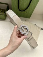 宽度3.8Cm Gucci 这款双面皮革腰带巧妙融合Gg Supreme帆布与小牛皮底材质，演绎历久弥新的实用设计理念。富有辨识度的双G水晶钻扣配件再现典藏搭配