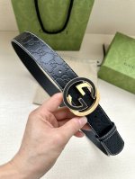 宽度4.0 Gucci 历史细节和现代元素是gucci最新系列的特点。历史的花押字硬件致敬品牌的创始人guccio Gucci。这款腰带采用黑色皮革精制而成，饰