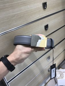 配送专柜包装 打孔针 专柜同款、实拍专柜官网，尺寸:宽35Mm，原版立体半脸间色美人头扣 ，极富设计美感 ，双面采用进口原版小牛皮压花，彰显个性，清晰美观，皮质