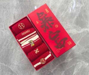 配包装 DDD 红红火火 大红袜 Hermes 爱马仕 新款经典刺绣中长款堆堆袜袜子！一盒五双，专柜同步筒袜袜子，大牌出街，潮人必备超好搭。 DDD
