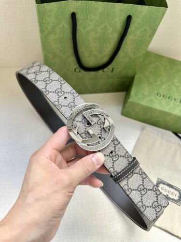 宽度4.0 Gucci 历史细节和现代元素是Gucci最新系列的特点。历史的花押字硬件致敬品牌的创始人Guccio Gucci。这款腰带采用黑色皮革精制而成，饰