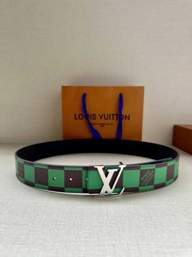 特 本款 Lv Initiales 双面腰带出自 春夏男装秀场，为 Damier Pop 帆布浸染潮流新色，翻转可见光滑素雅牛皮革。Lv 字母搭扣与崭新 Lou